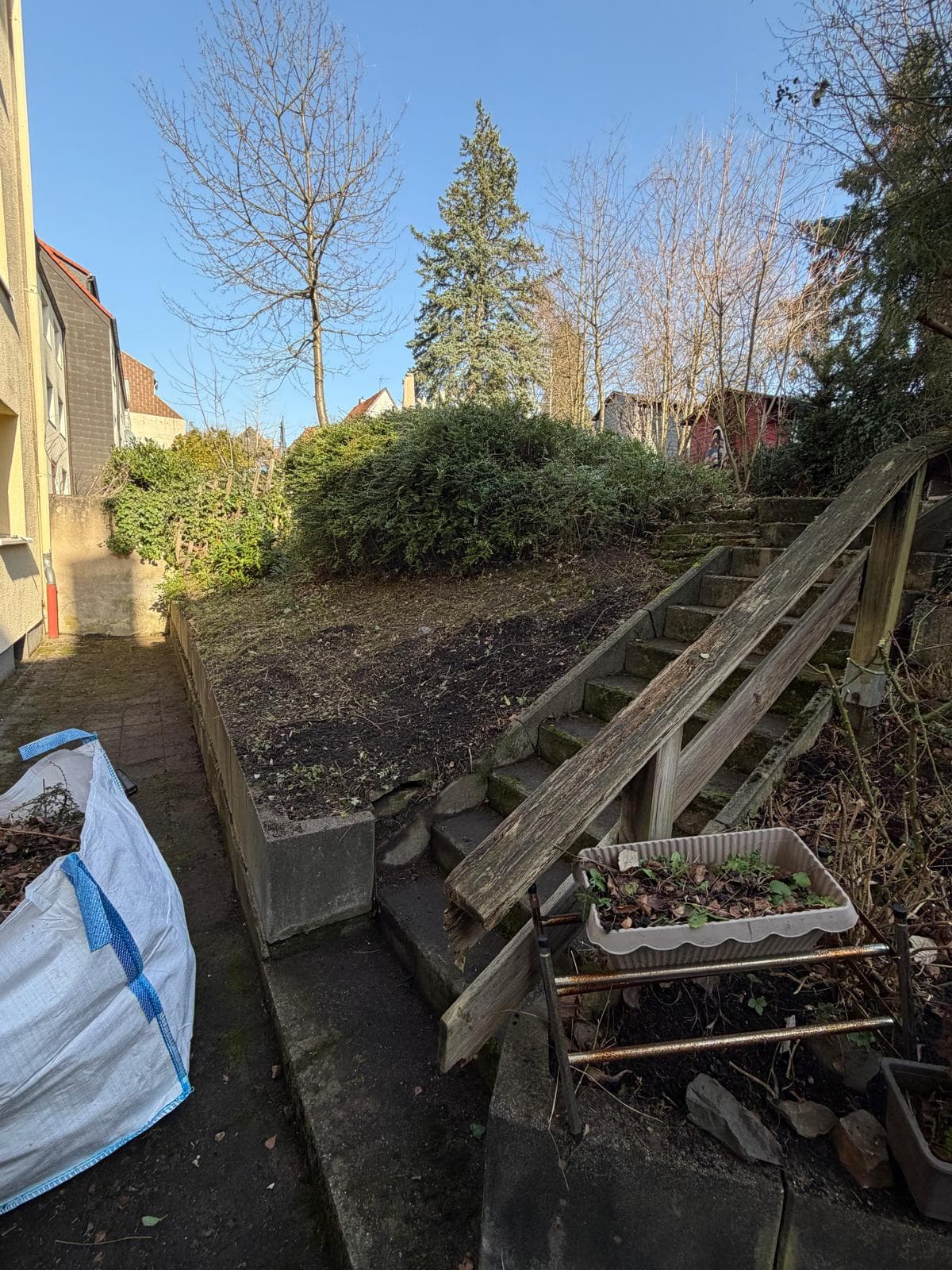 Außentreppe & Hangfläche – Gartenpflege – nachher