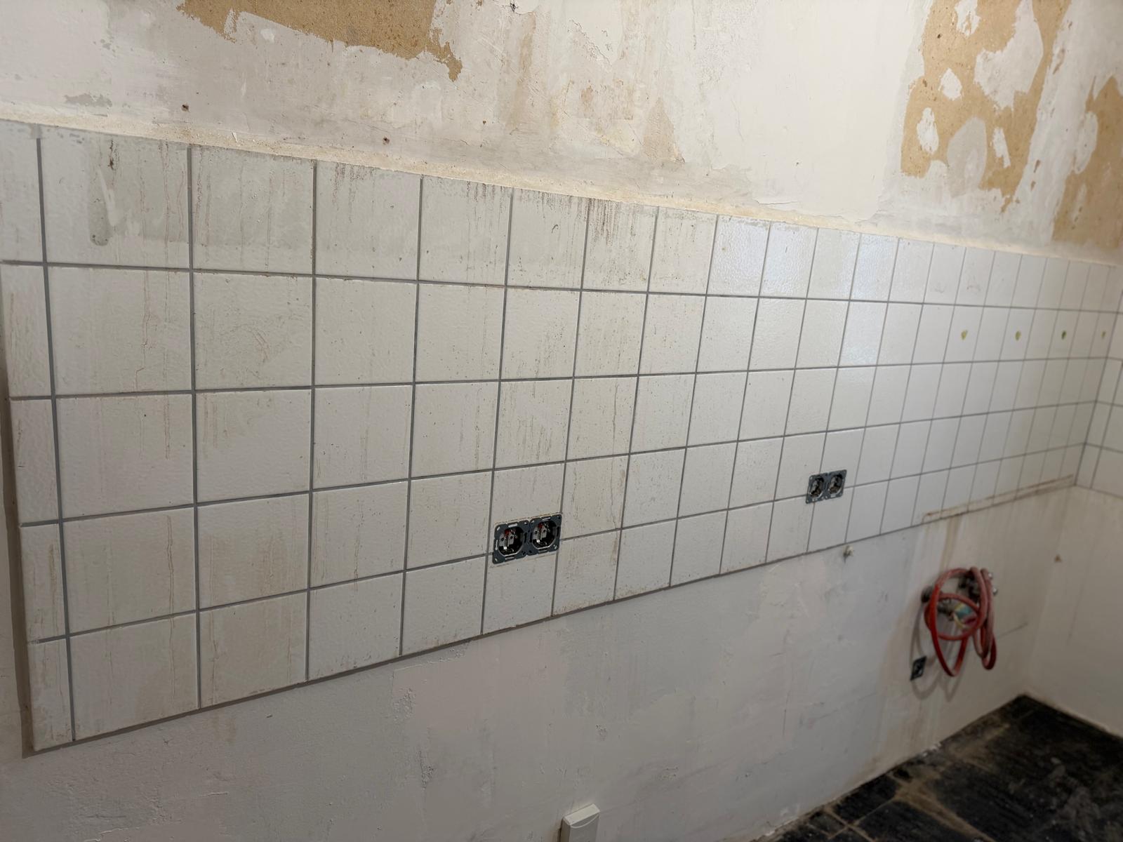 Küchenfliesen – Grundreinigung – Vorher